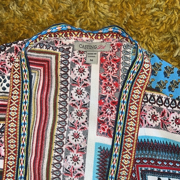 A short sleeves cardigan with fringed bottom. - Picture 2 of 4